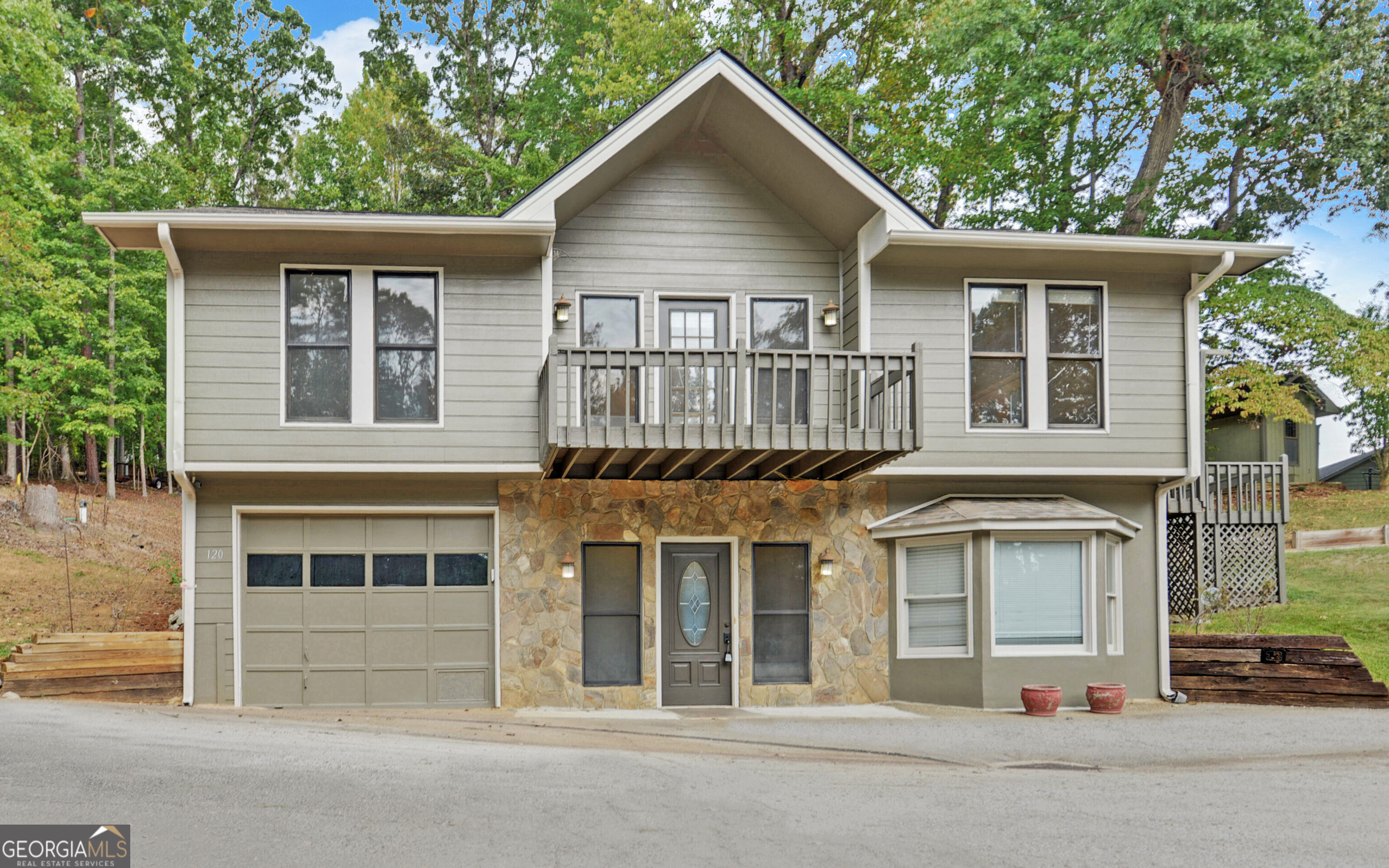 120 Ridgemore Circle Toccoa, GA 30577 - Photo 4 of 48 front view of a house and a yard