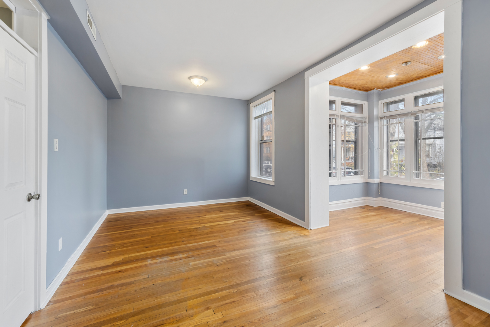 4434 North Drake Avenue, Unit 1 Chicago, IL 60625 - Photo 5 of 11 a view of a interior of the house