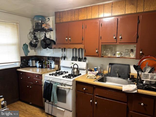 104 Rhodes Avenue Collingdale, PA 19023 - Photo 4 of 12 Kitchen-gas