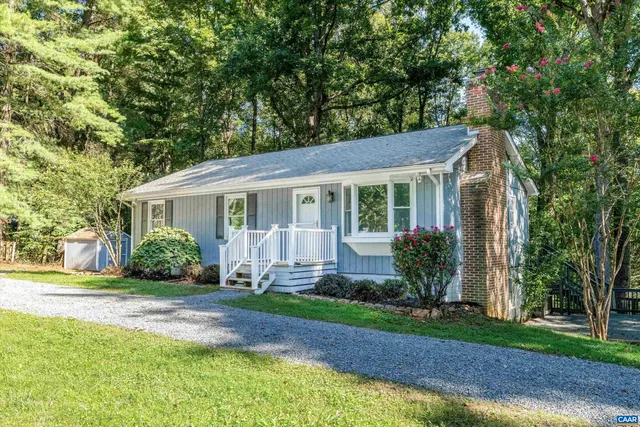 a view of a house with back yard