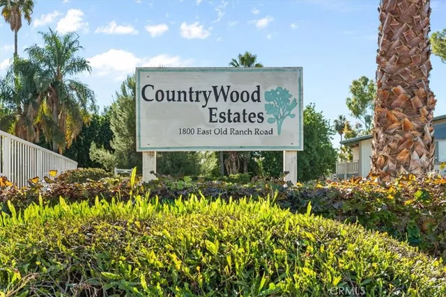 a picture of wall with a white wall