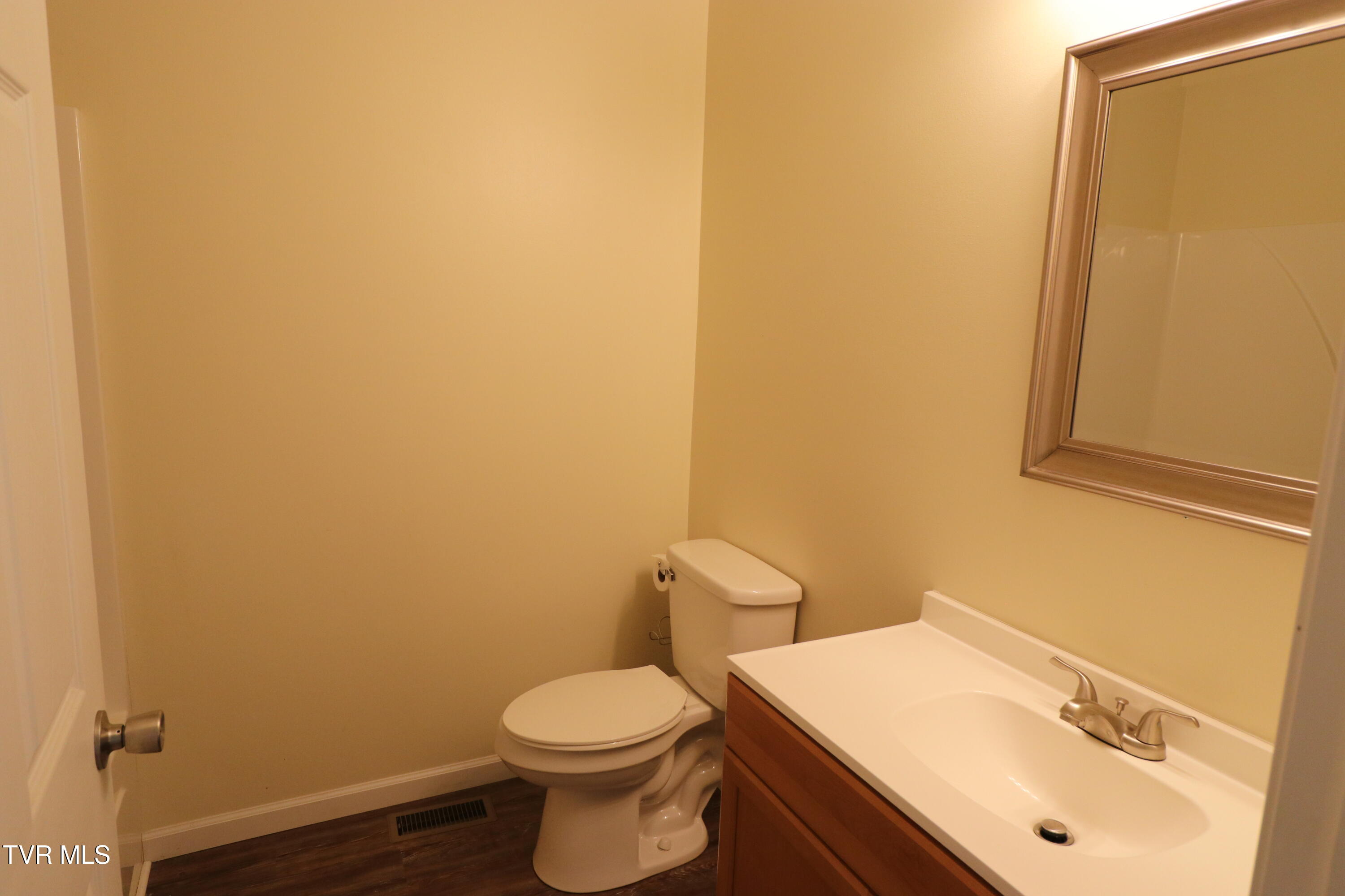 833 Dale Street, Unit 1 Kingsport, TN 37660 - Photo 11 of 17 IMG_2088