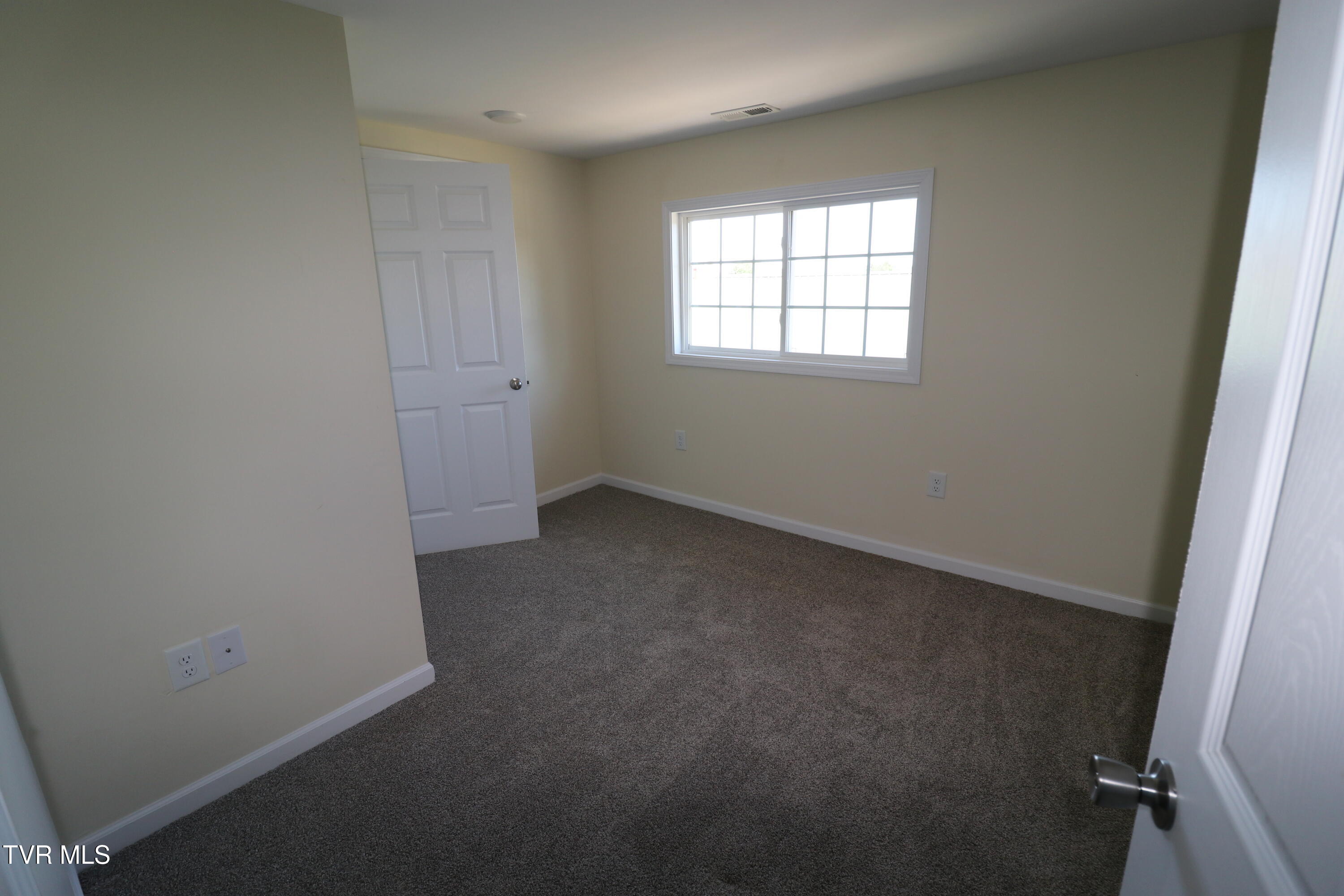 833 Dale Street, Unit 1 Kingsport, TN 37660 - Photo 14 of 17 IMG_2093