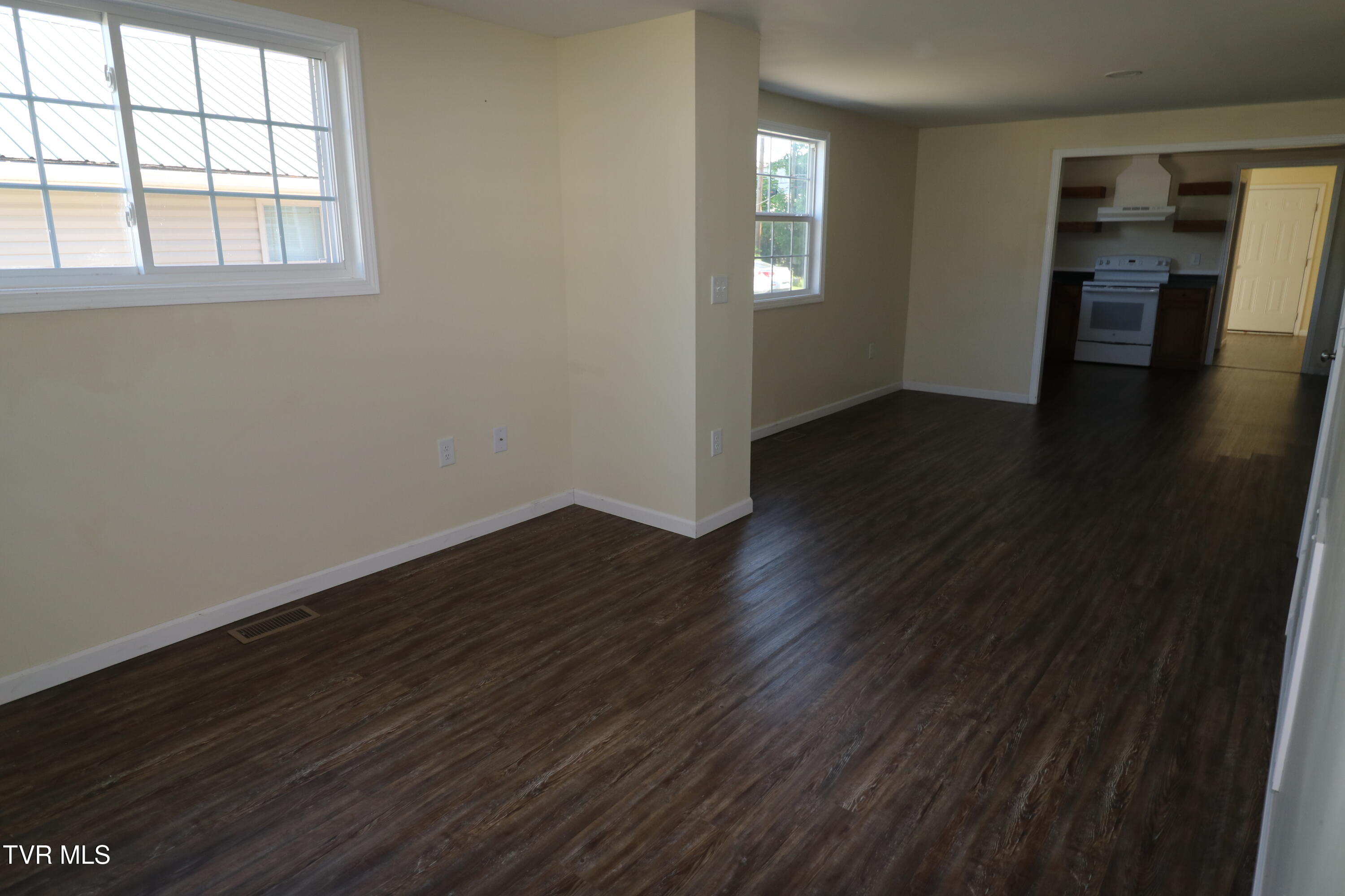 833 Dale Street, Unit 1 Kingsport, TN 37660 - Photo 4 of 17 IMG_2080