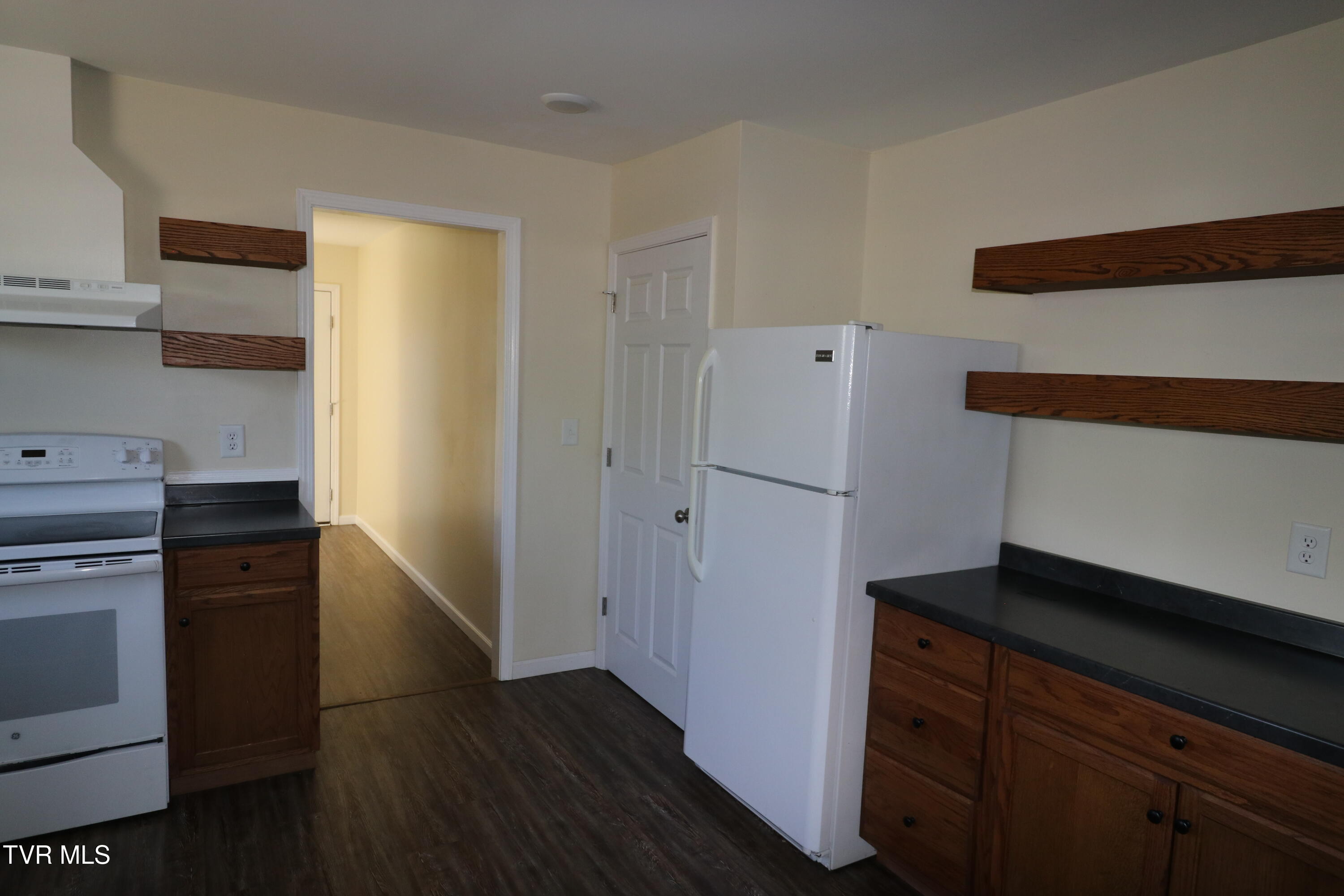 833 Dale Street, Unit 1 Kingsport, TN 37660 - Photo 5 of 17 IMG_2084