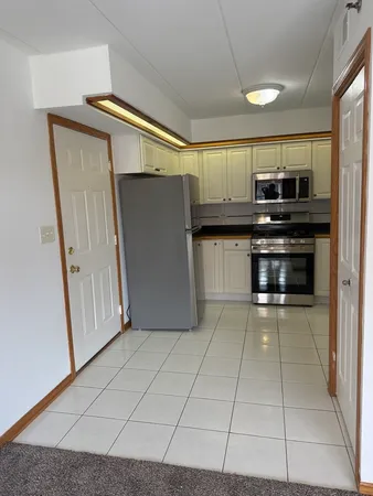 $1,950 | 5627 107th Street, Unit 2E, Chicago Ridge, IL 60415