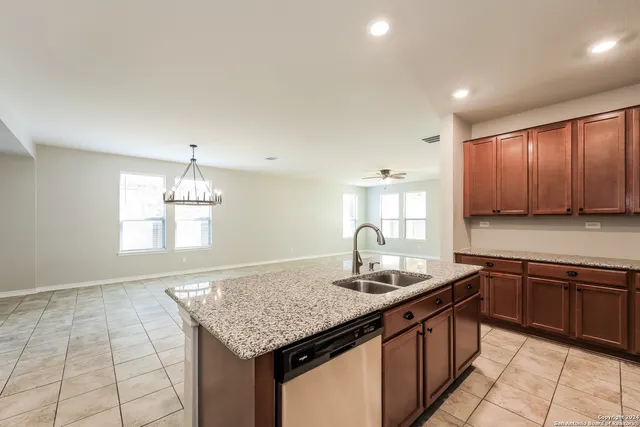 $2,700 | 5122 Roble Grande, San Antonio, TX 78261