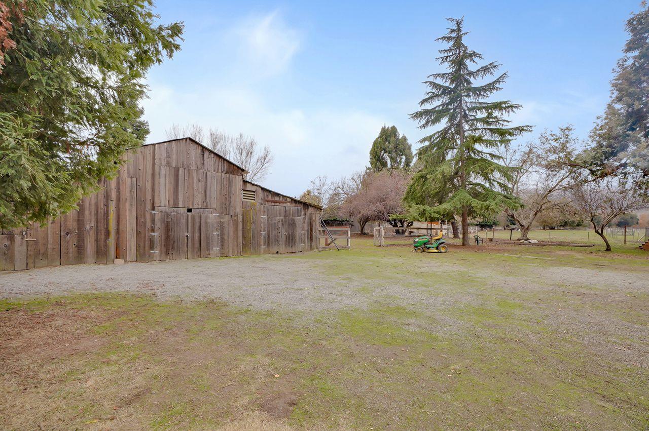 5885 Monterey Frontage Road, Unit A Gilroy, CA 95020 - Photo 32 of 49 a backyard of a house