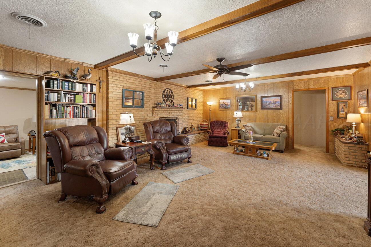 148 Buffalo Trail Fritch, TX 79036 - Photo 10 of 81 a living room with furniture