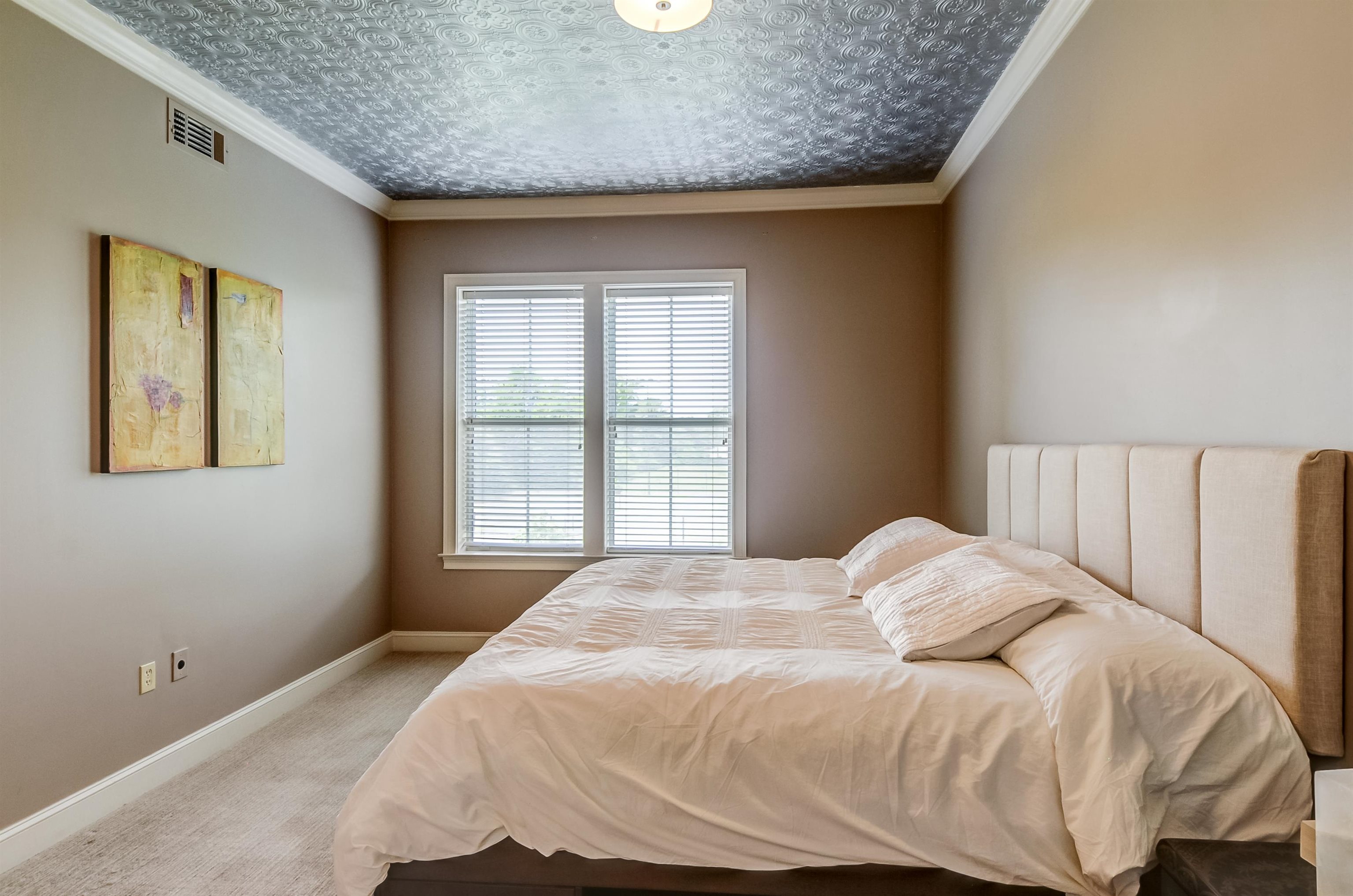 591 Lexington Road, Unit 303 Memphis, TN 38117 - Photo 19 of 34 a bedroom with a bed and a window