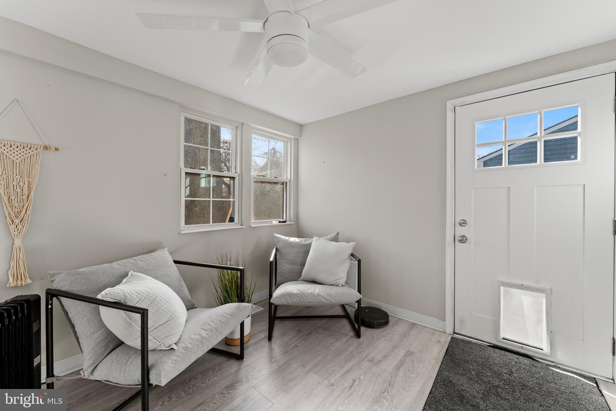28 Queen Anne Road Glen Burnie, MD 21060 - Photo 23 of 47 a living room with furniture and a window