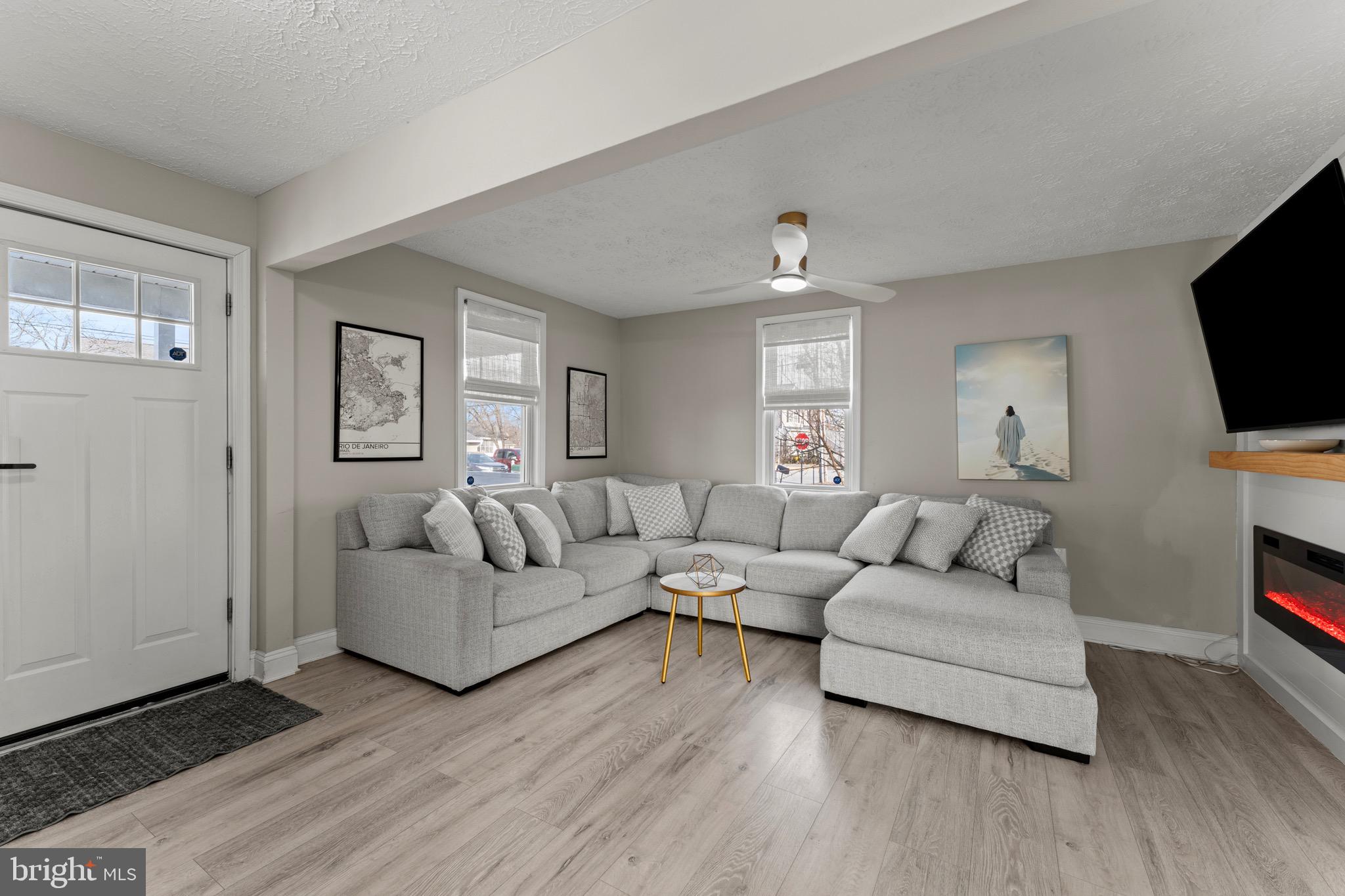 28 Queen Anne Road Glen Burnie, MD 21060 - Photo 3 of 47 a living room with furniture and a flat screen tv