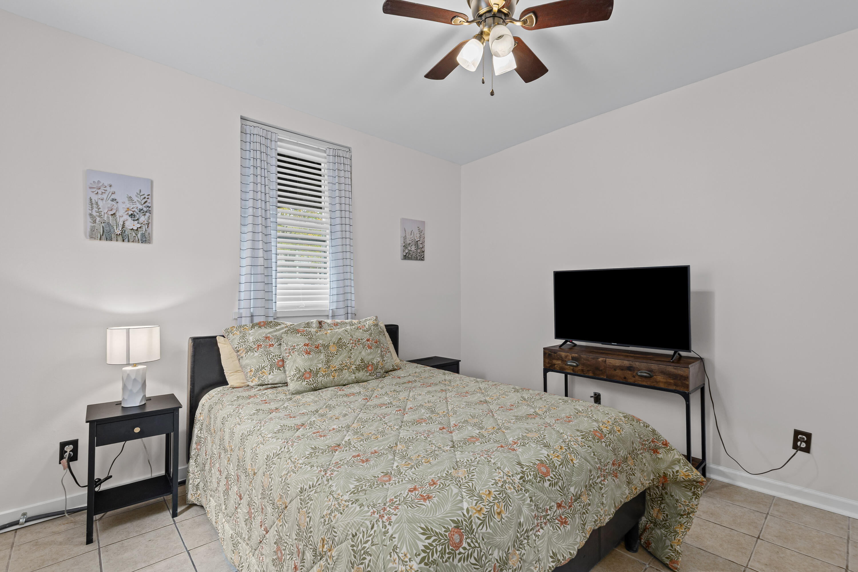 24 Bee Street, Unit F Charleston, SC 29403 - Photo 4 of 15 Queen Bed