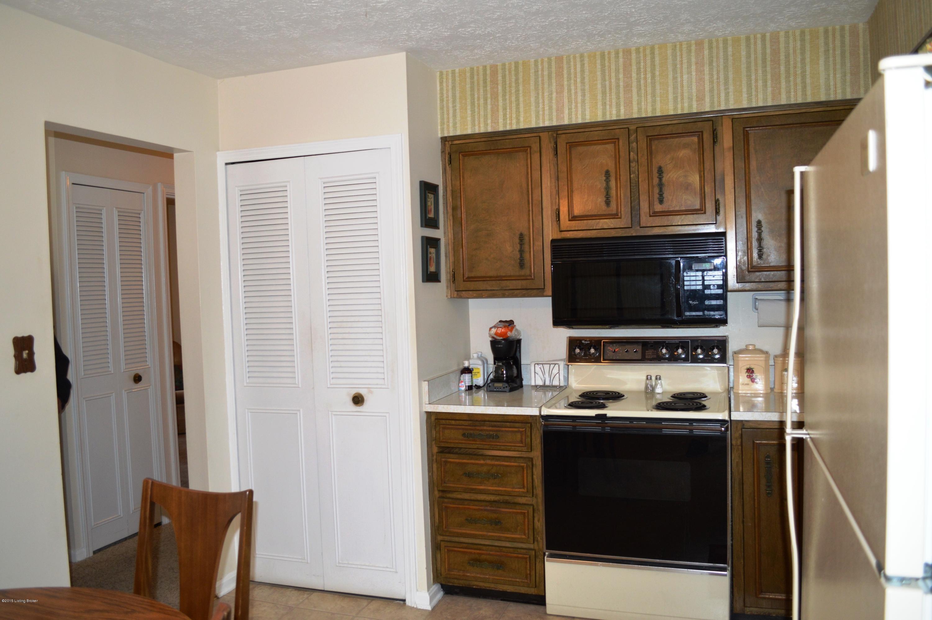 7907 Naples Road Louisville, KY 40219 - Photo 7 of 28 DSC_0424