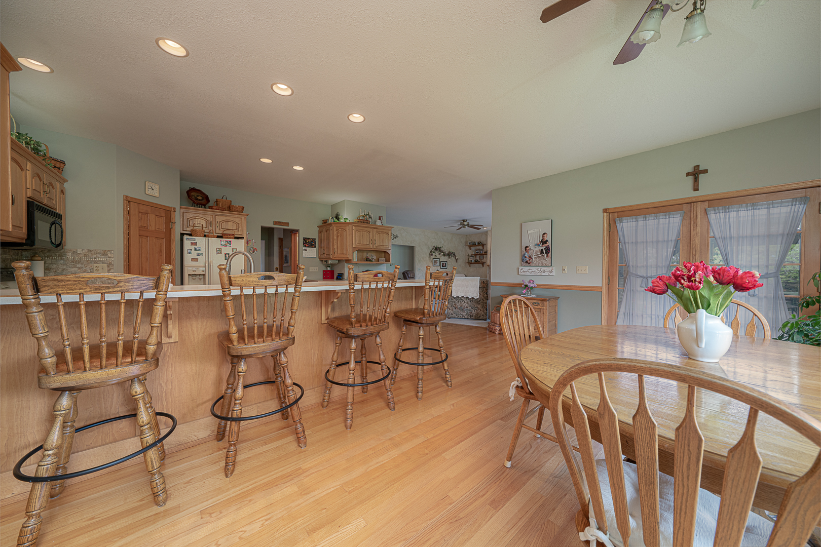 1901 Wildcat Road Dixon, IL 61021 - Photo 11 of 49 a dining room with furniture and a potted plant