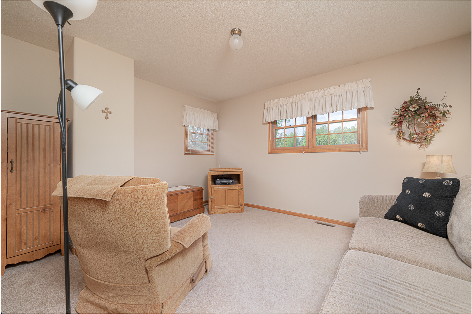 1901 Wildcat Road Dixon, IL 61021 - Photo 22 of 49 a living room with furniture