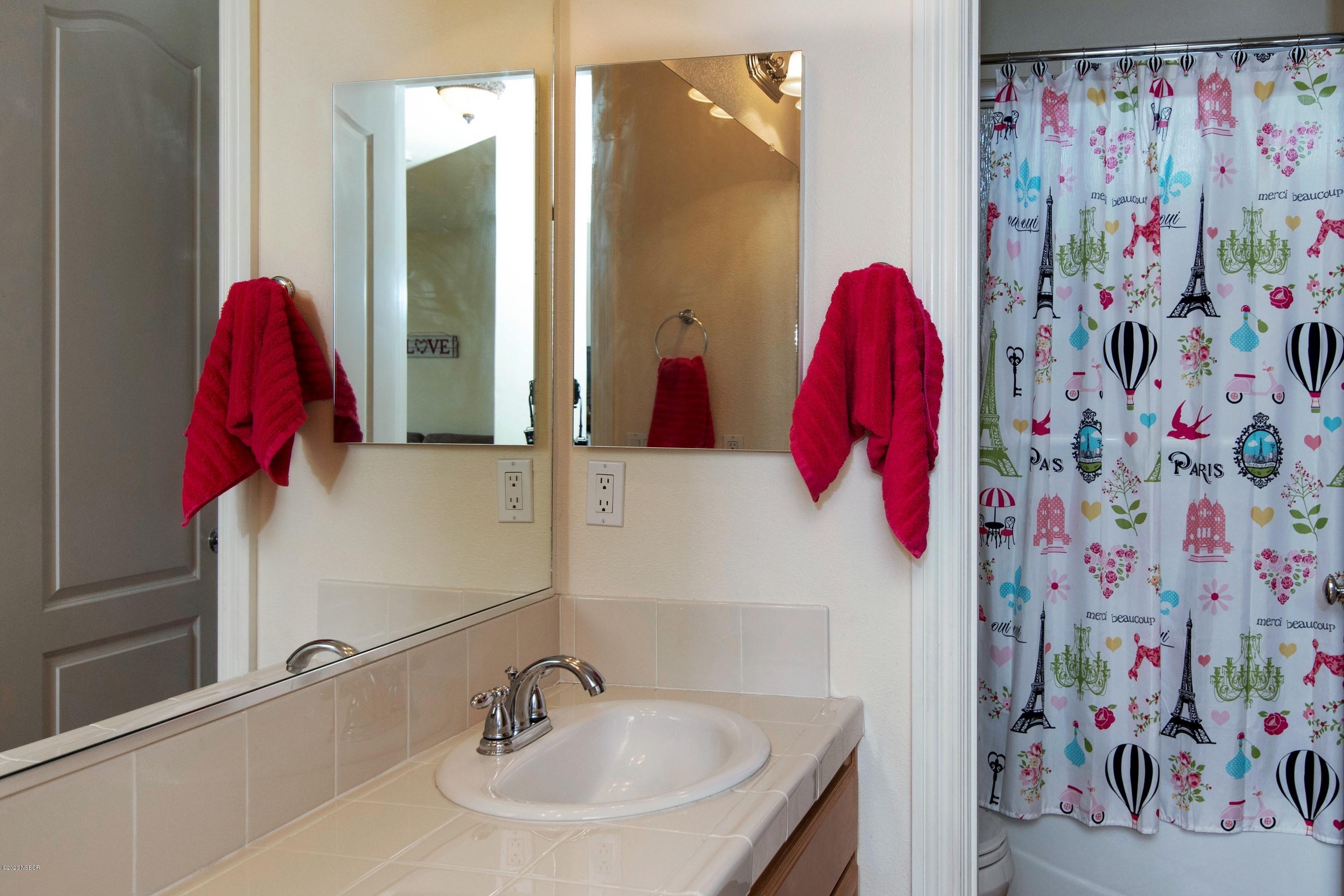 712 Tamarisk Drive Lompoc, CA 93436 - Photo 22 of 30 040_UPSTAIR BATH