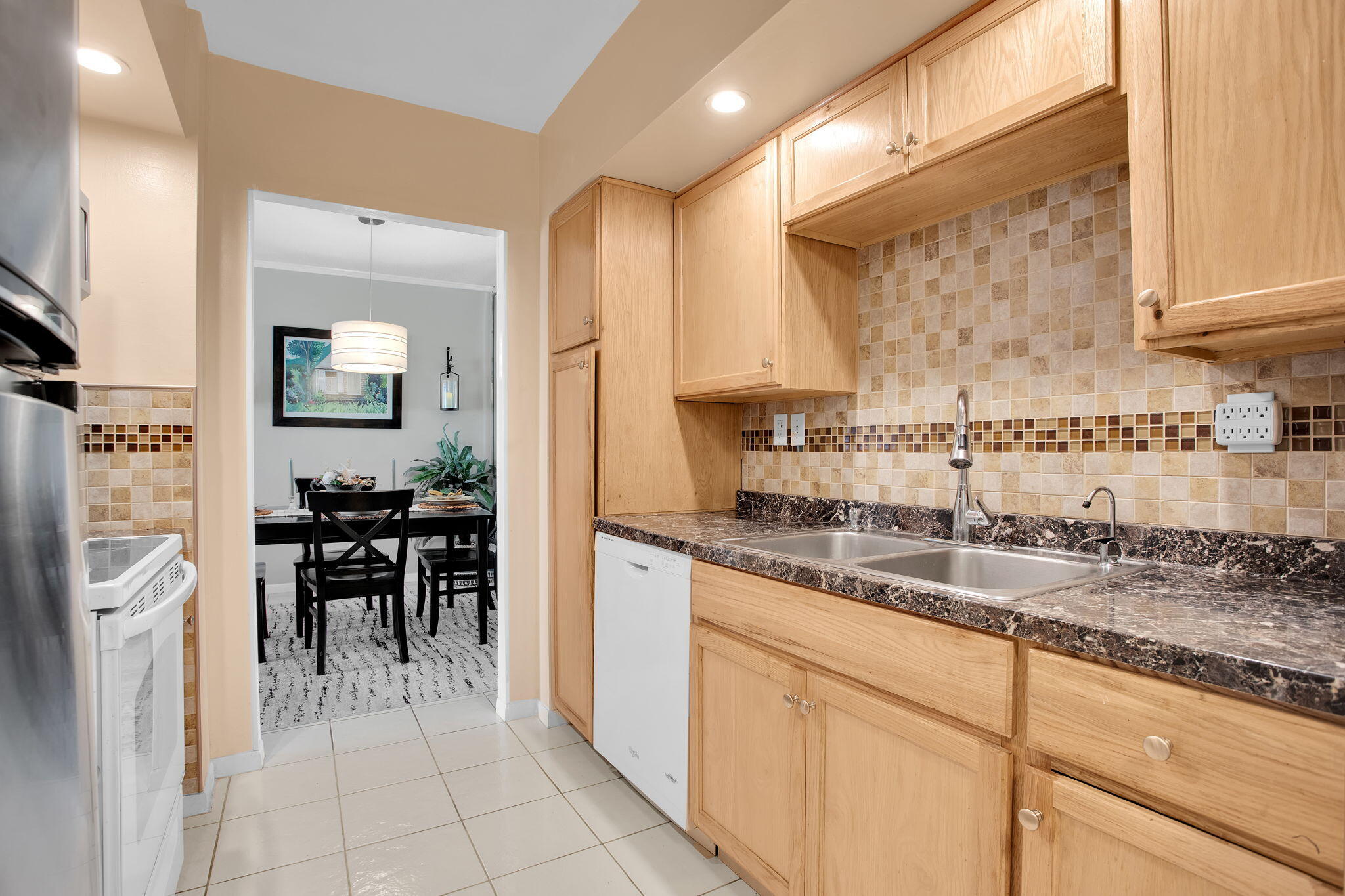 250 Northeast 20th Street, Unit 5240 Boca Raton, FL 33431 - Photo 3 of 48 ENTRANCE TO KITCHEN