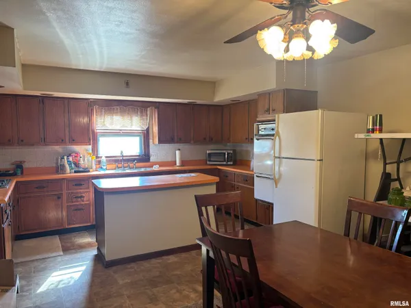 $230,000 | 10206 East County Highway, Lewistown, IL 61542