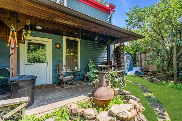 a view of an outdoor sitting area with furniture and garden