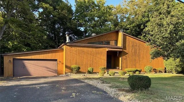 $275,000 | 20 Hilldale Drive, Belleville, IL 62223
