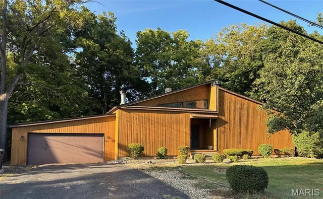 $275,000 | 20 Hilldale Drive, Belleville, IL 62223