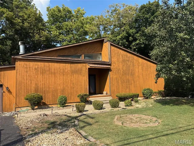 $275,000 | 20 Hilldale Drive, Belleville, IL 62223