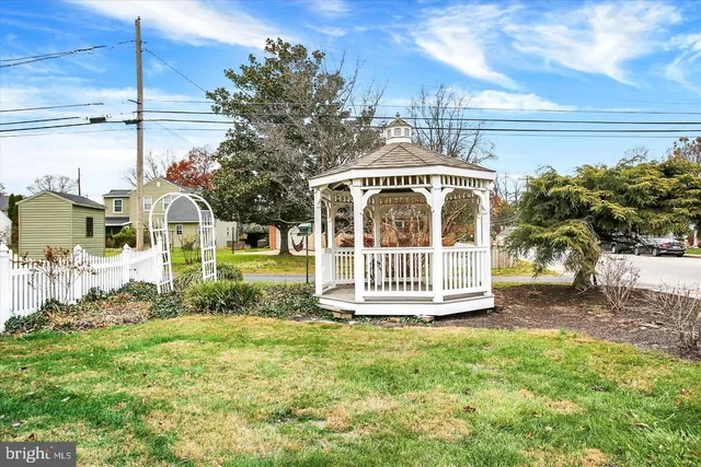 $1,950 | 117 East Maplewood Avenue, Mechanicsburg, PA 17055