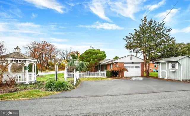 $1,950 | 117 East Maplewood Avenue, Mechanicsburg, PA 17055