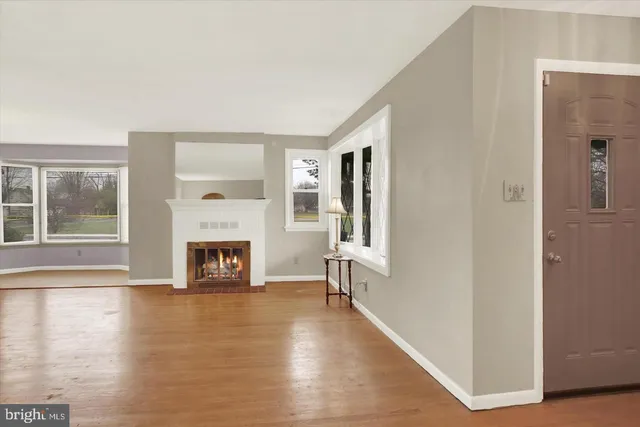 $1,950 | 117 East Maplewood Avenue, Mechanicsburg, PA 17055