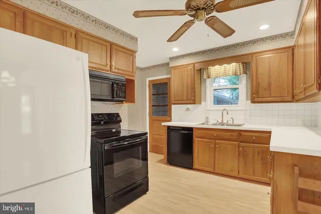 $1,950 | 117 East Maplewood Avenue, Mechanicsburg, PA 17055