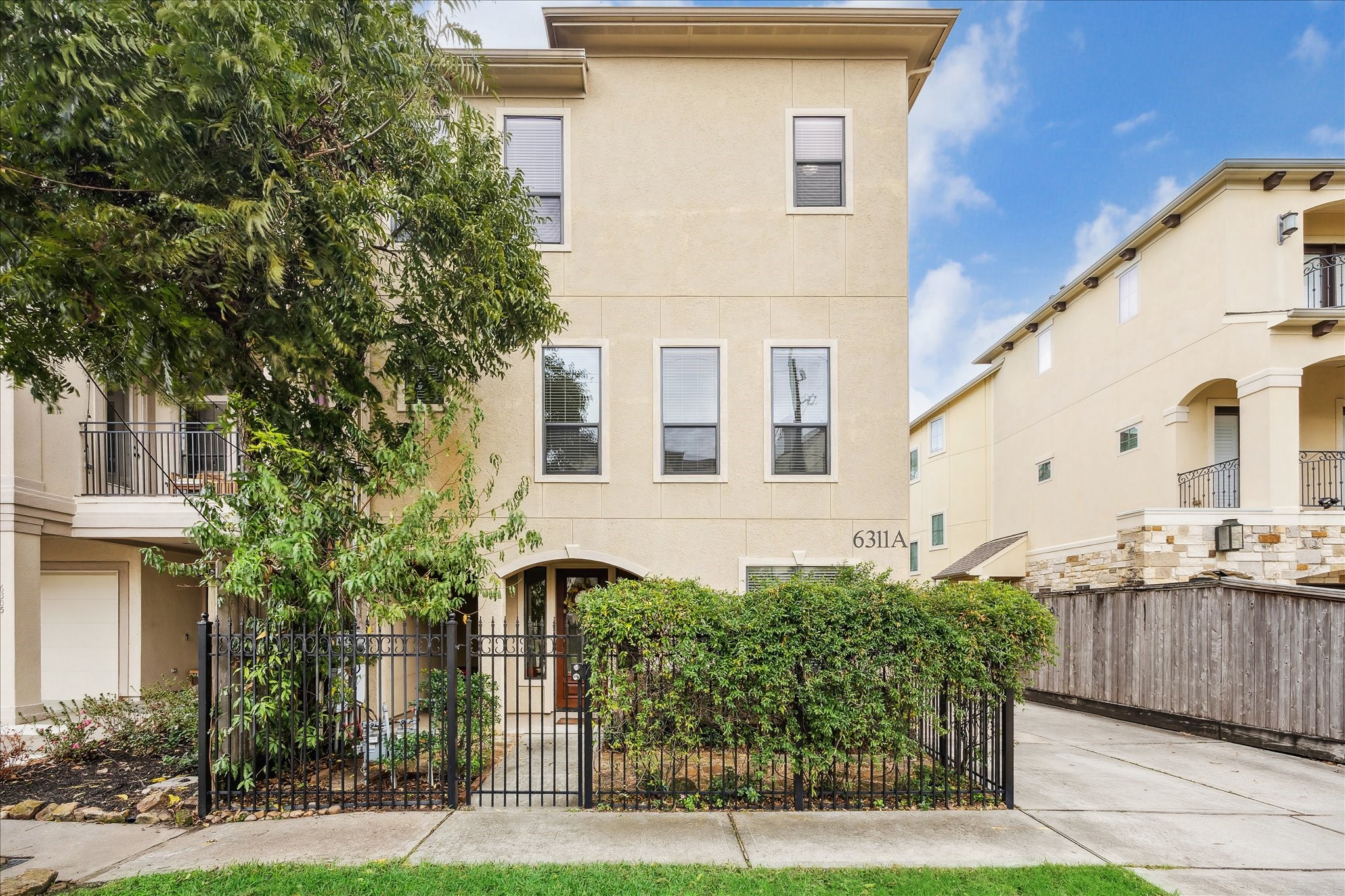 6311 Hamman Street, Unit A Houston, TX 77007 - Photo 1 of 30 a front view of a house with garden