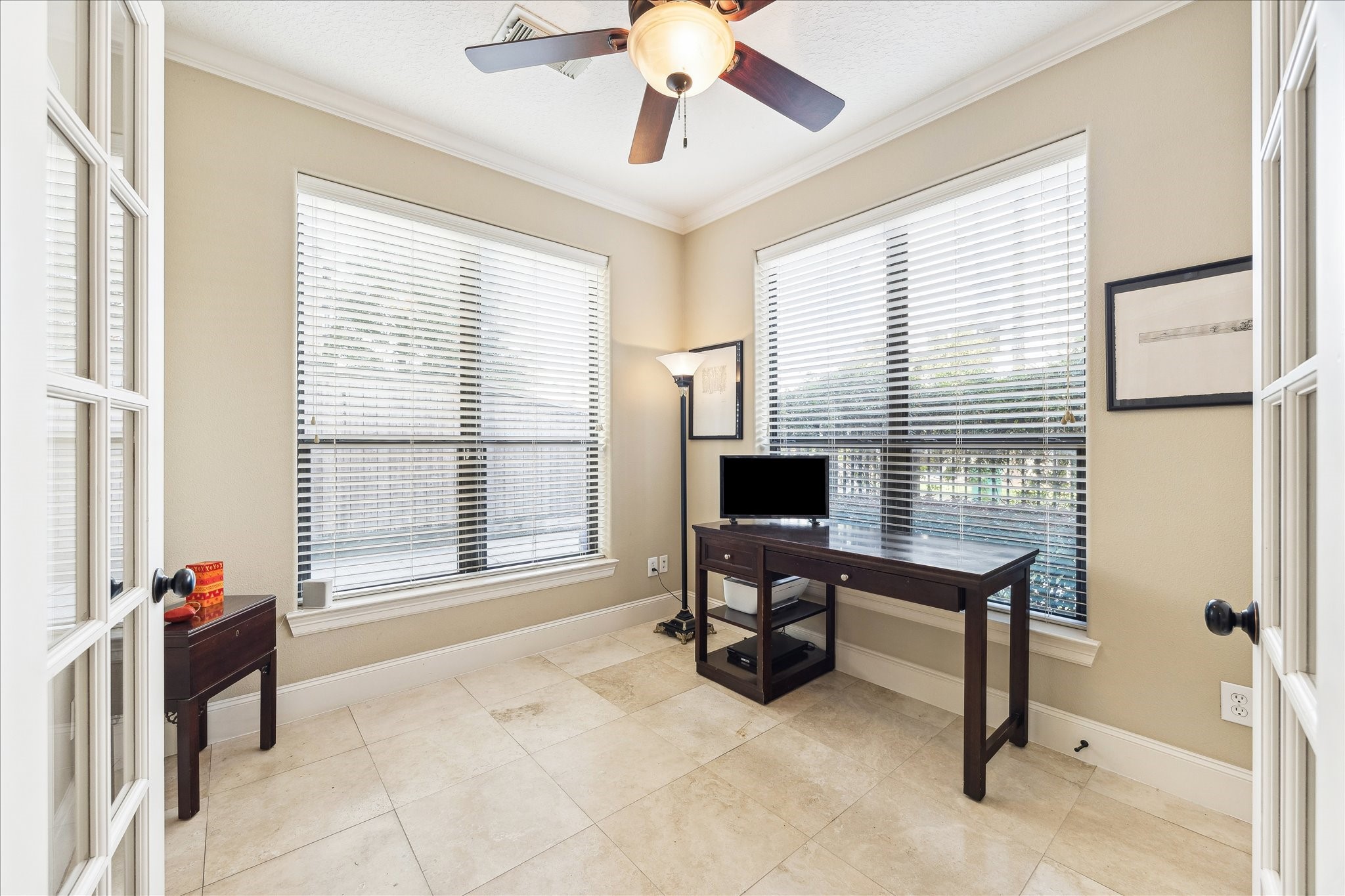 6311 Hamman Street, Unit A Houston, TX 77007 - Photo 7 of 30 a view of a livingroom with workspace and a window
