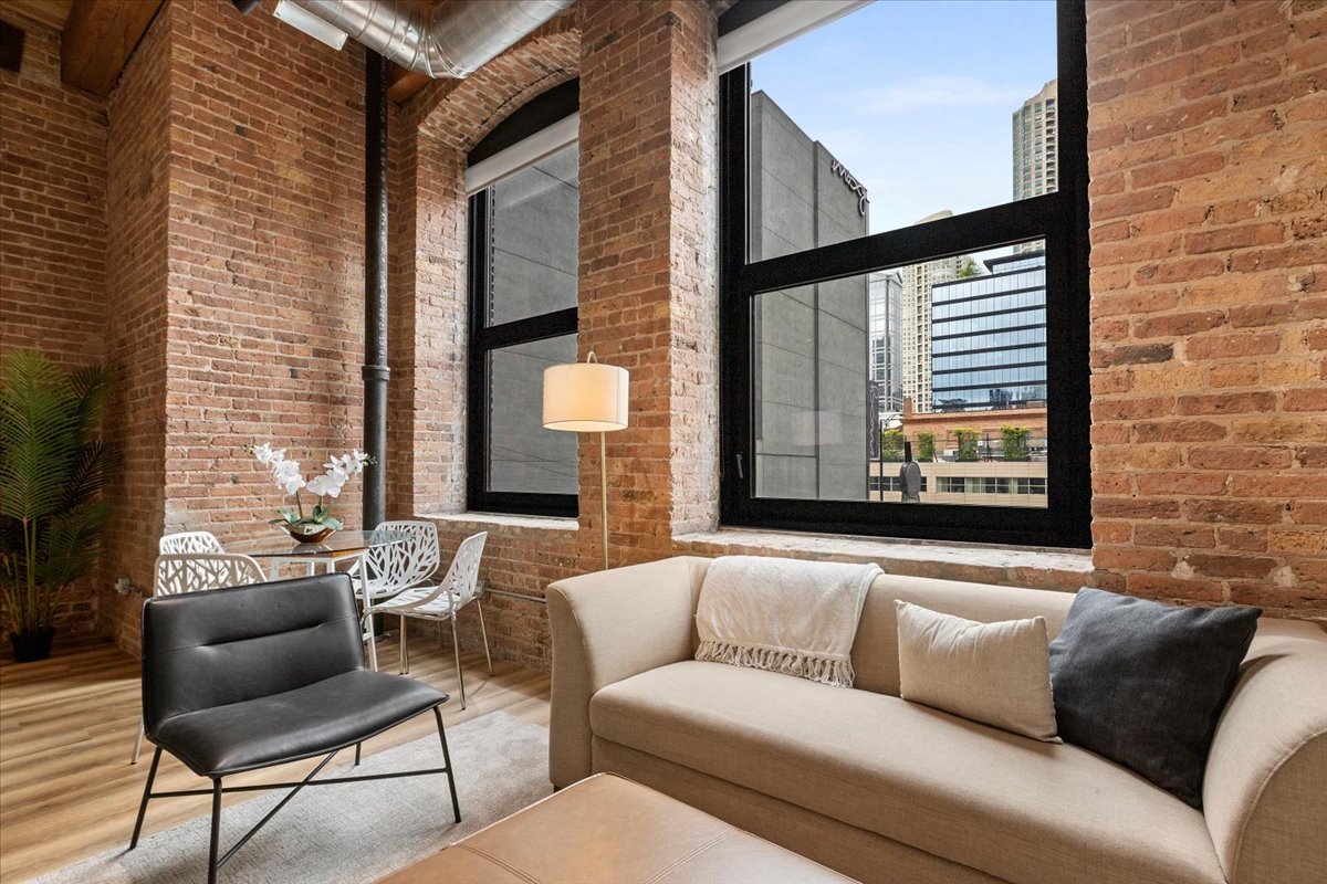 153 West Ohio Street, Unit 406 Chicago, IL 60654 - Photo 4 of 13