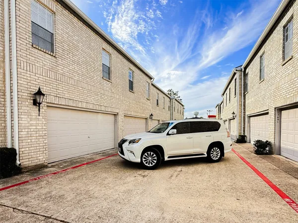 $136,822 | 17497 Red Oak Drive, Unit 7497, Houston, TX 77090