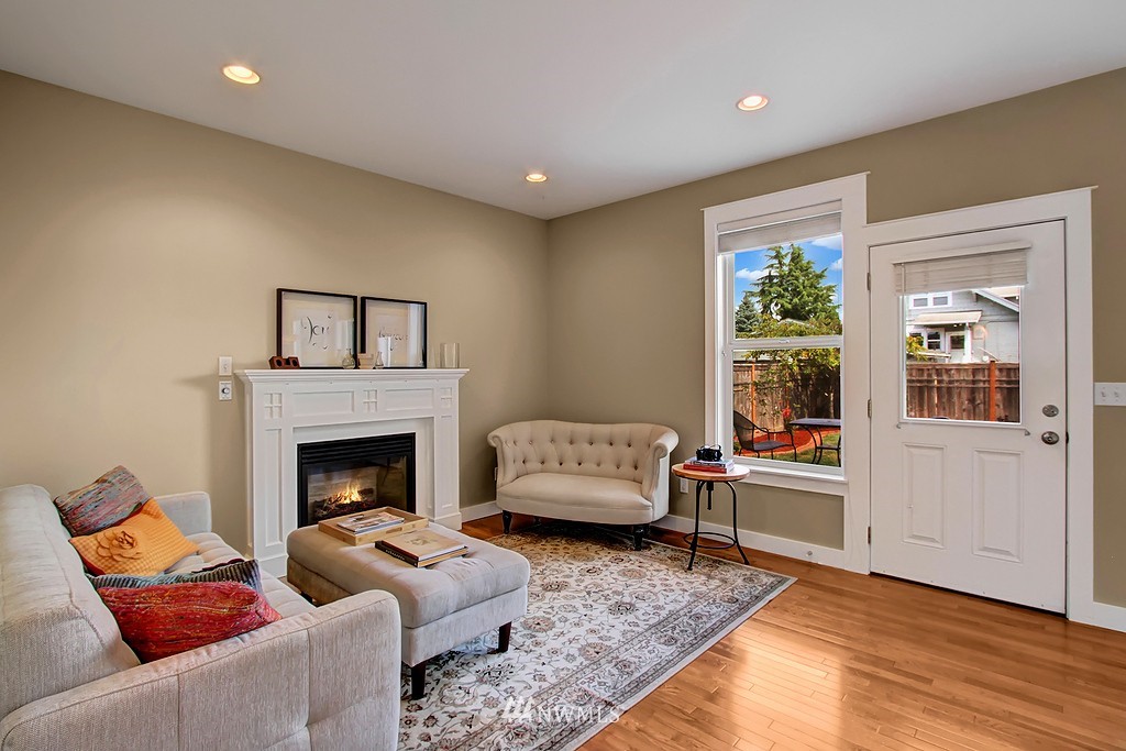 232 Wells Avenue North Renton, WA 98057 - Photo 4 of 17 Gallery Image 4