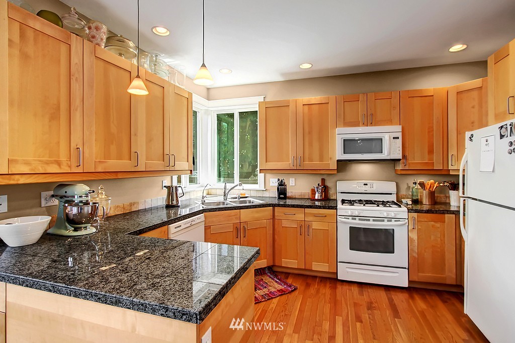 232 Wells Avenue North Renton, WA 98057 - Photo 6 of 17 Gallery Image 6