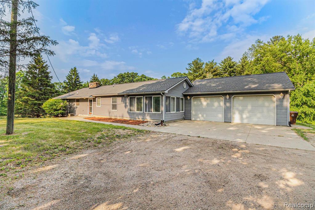 1781 South Bull Run Road Fowlerville, MI 48836 - Photo 1 of 39