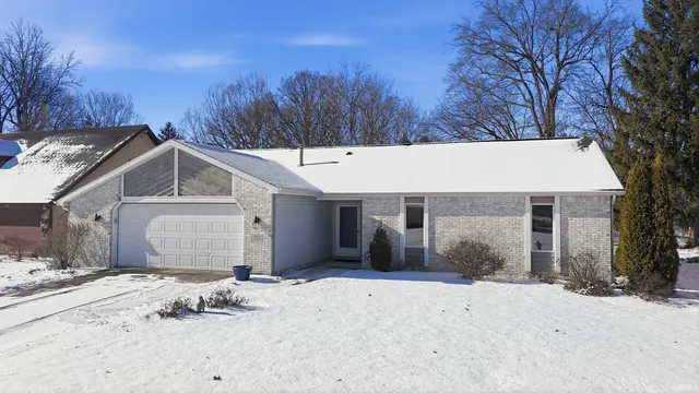 $259,900 | 723 Pinehurst Drive, Fort Wayne, IN 46815