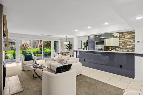 $1,100,000 | 17498 Northeast 40th Place, Unit I1, Redmond, WA 98052
