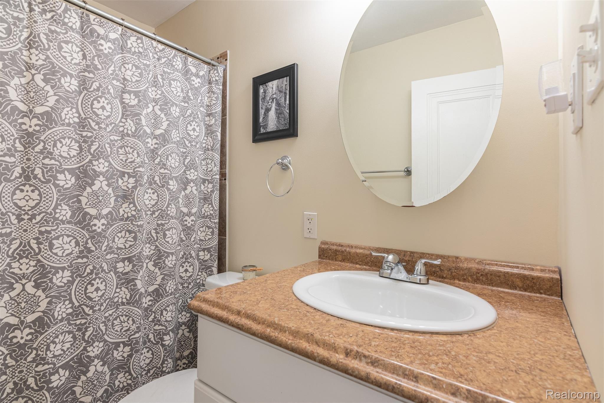 2174 Dorothea Road Berkley, MI 48072 - Photo 15 of 30 Main floor Full Bath