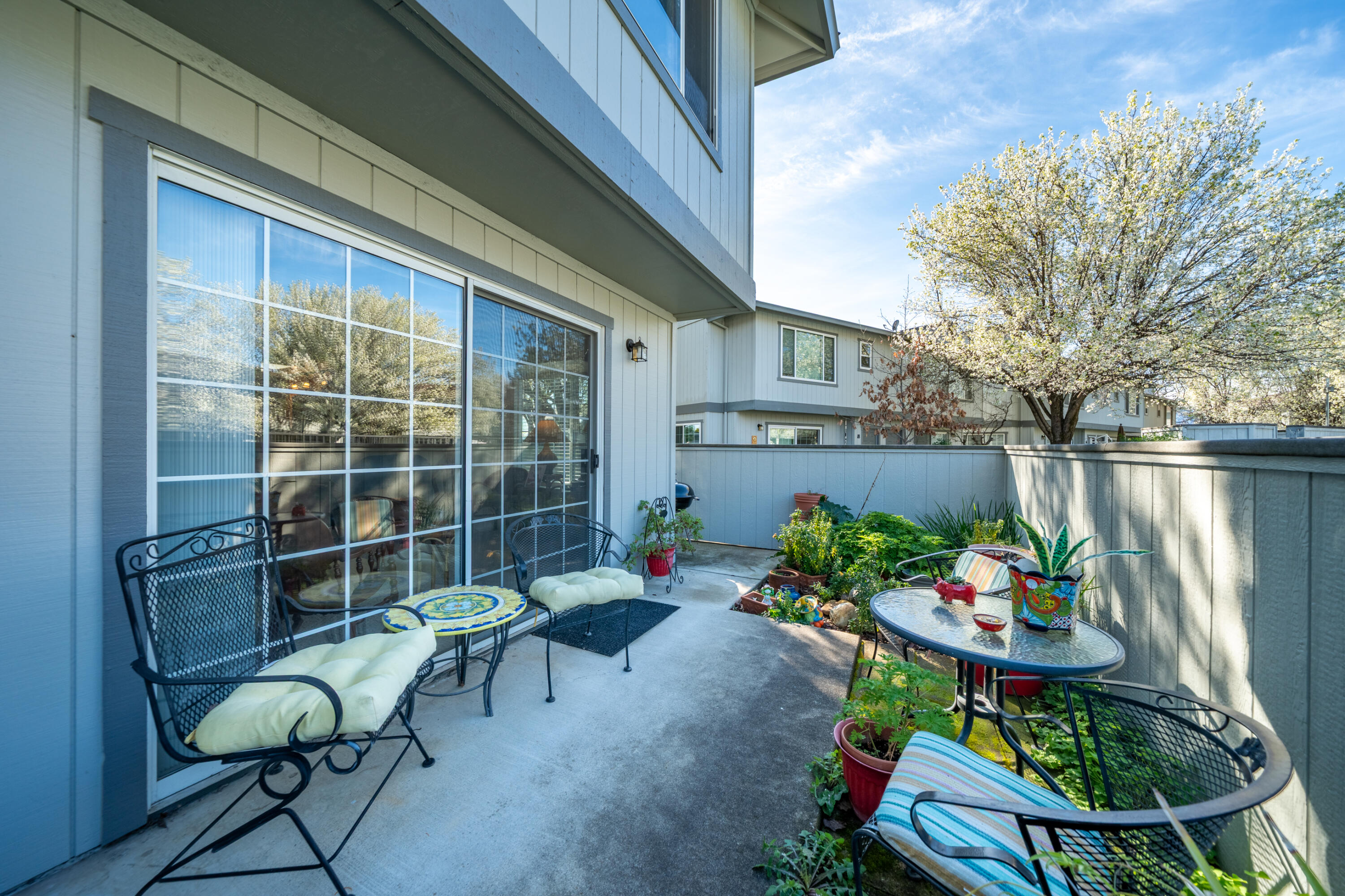 200 Ridgetop Drive, Unit 19 Redding, CA 96003 - Photo 34 of 53 200 Ridgetop Dr #19-38