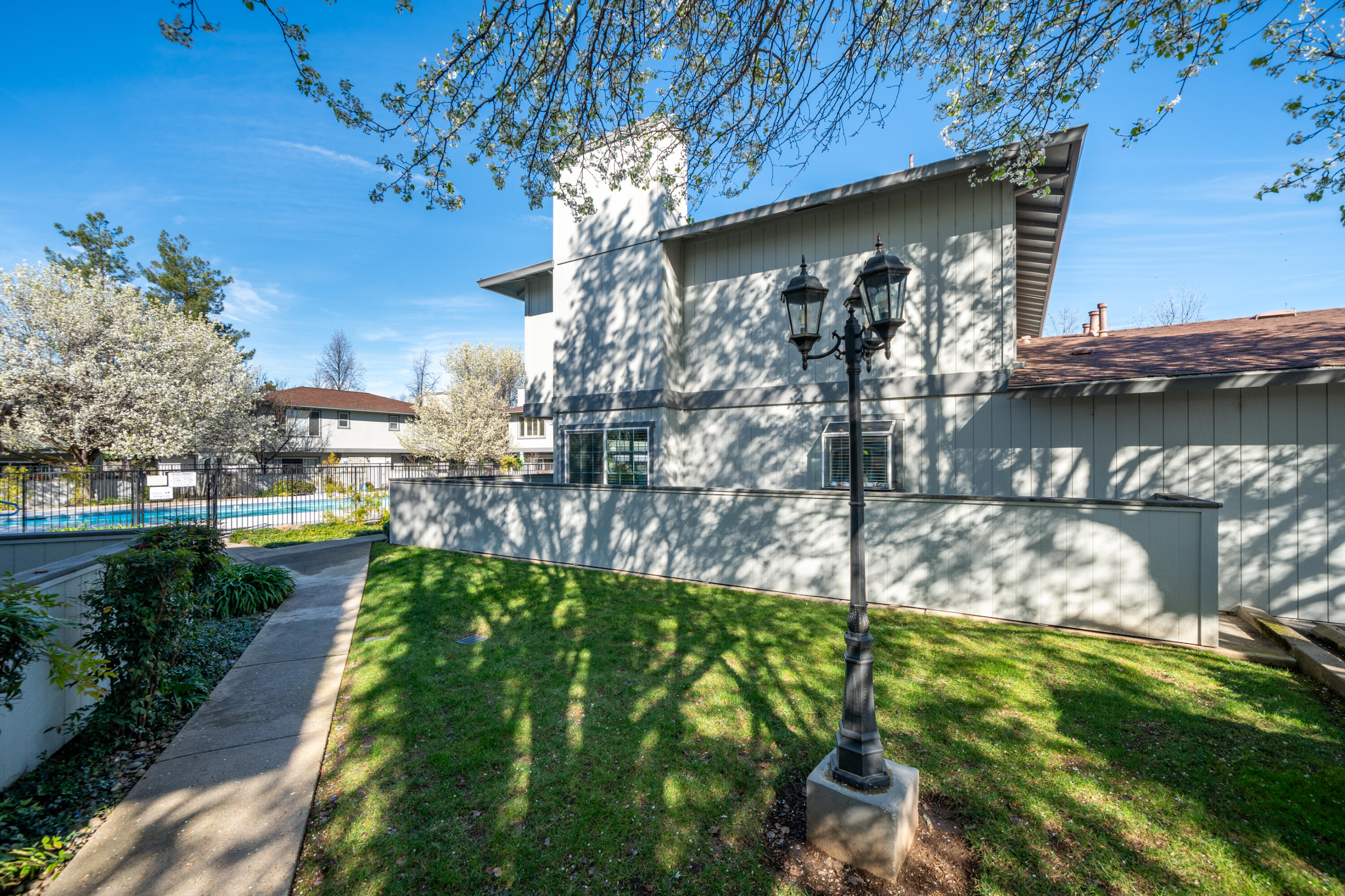 200 Ridgetop Drive, Unit 19 Redding, CA 96003 - Photo 4 of 53 a backyard of a house with lots of green space