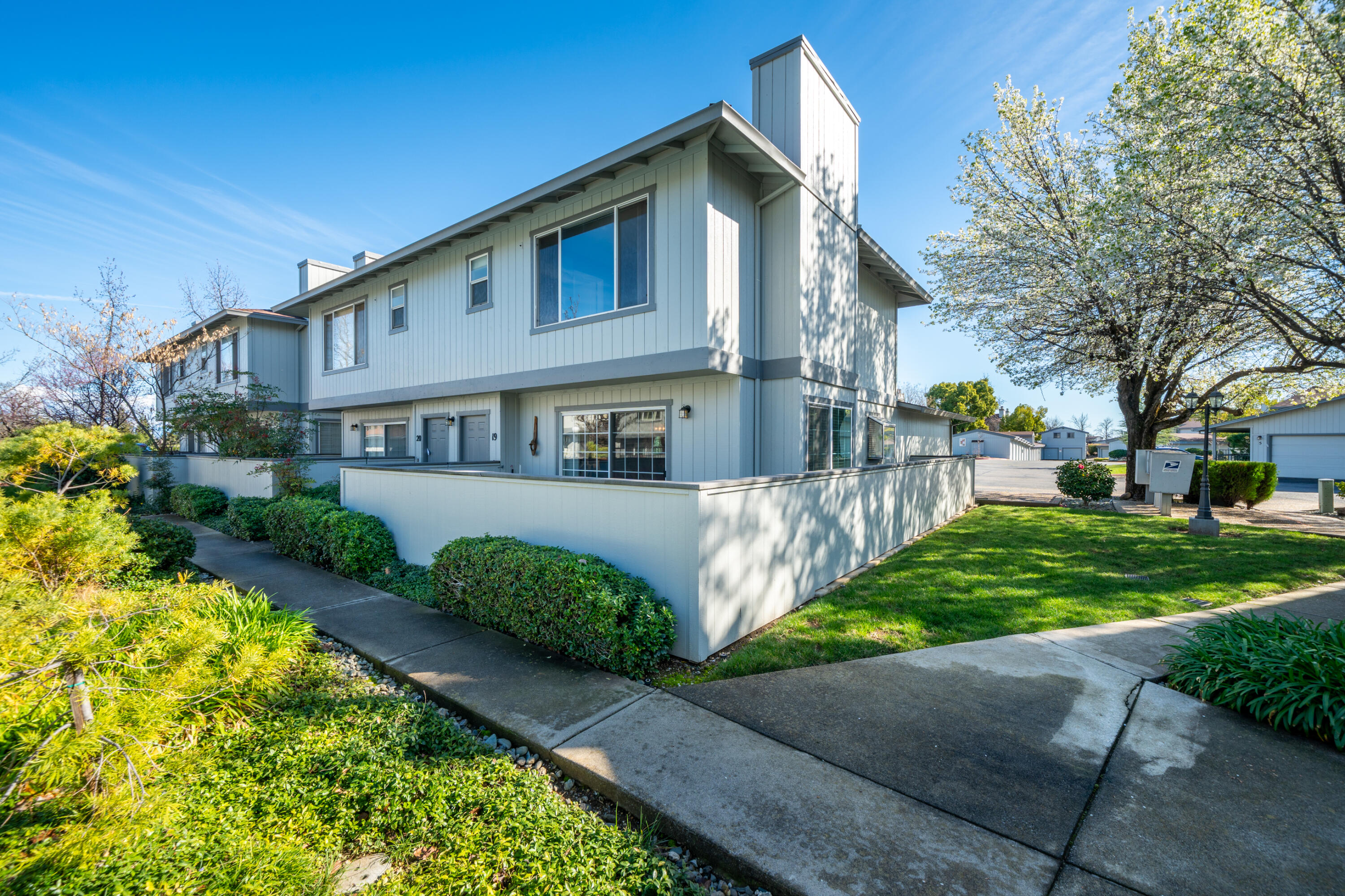 200 Ridgetop Drive, Unit 19 Redding, CA 96003 - Photo 6 of 53 a front view of a house with garden