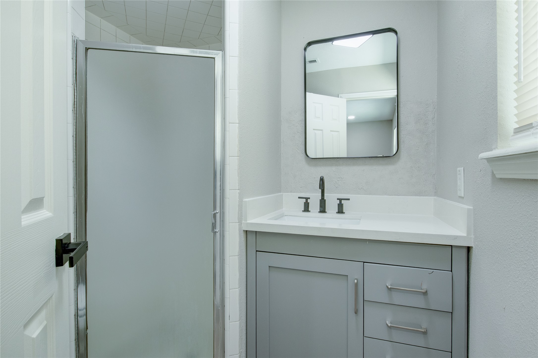 8406 Beechaven Road La Porte, TX 77571 - Photo 10 of 27 Primary bathroom