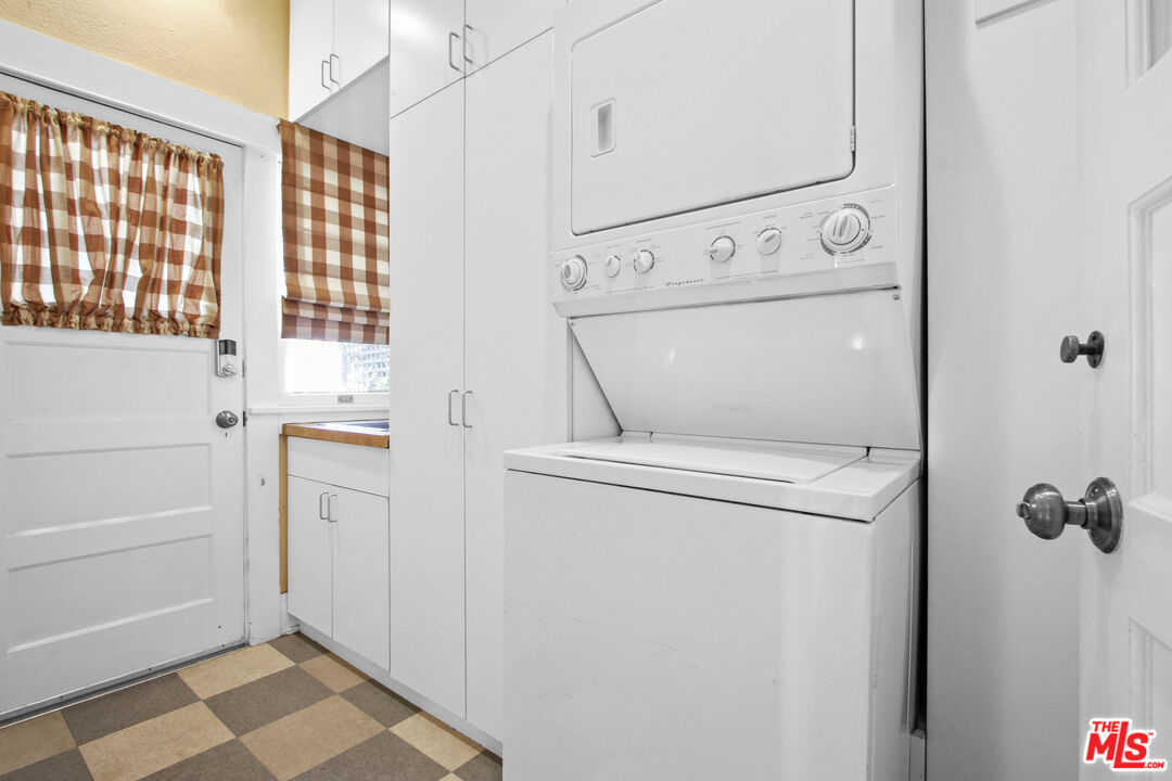 617 North Plymouth Boulevard, Unit 617 1/2 Los Angeles, CA 90004 - Photo 17 of 20 a utility room with dryer and washer