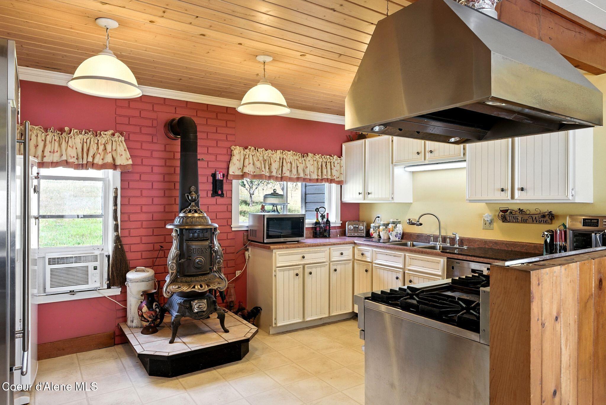 195 Key Ranch Road Sagle, ID 83860 - Photo 17 of 62 Well appointed kitchen