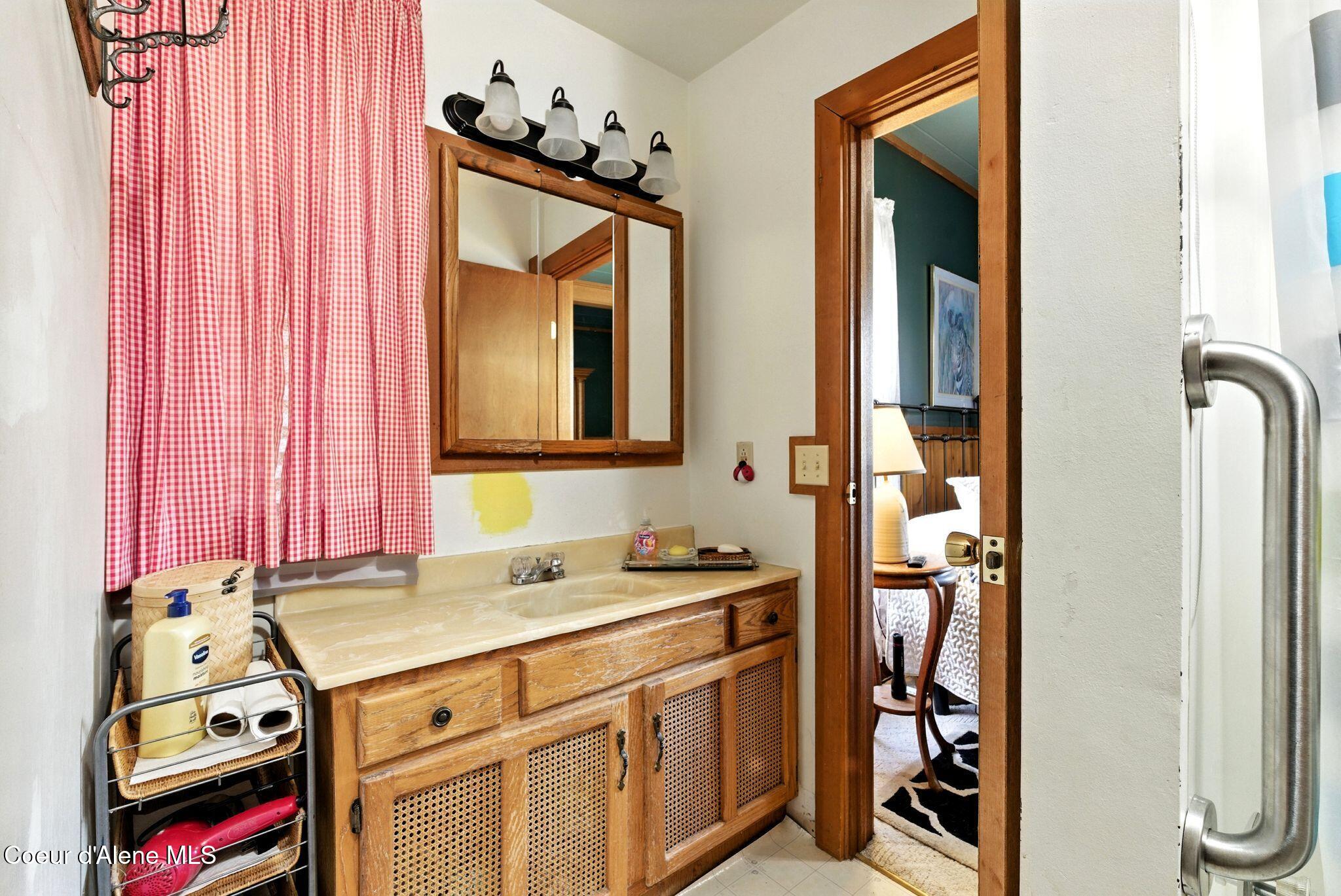 195 Key Ranch Road Sagle, ID 83860 - Photo 29 of 62 Main level bathroom