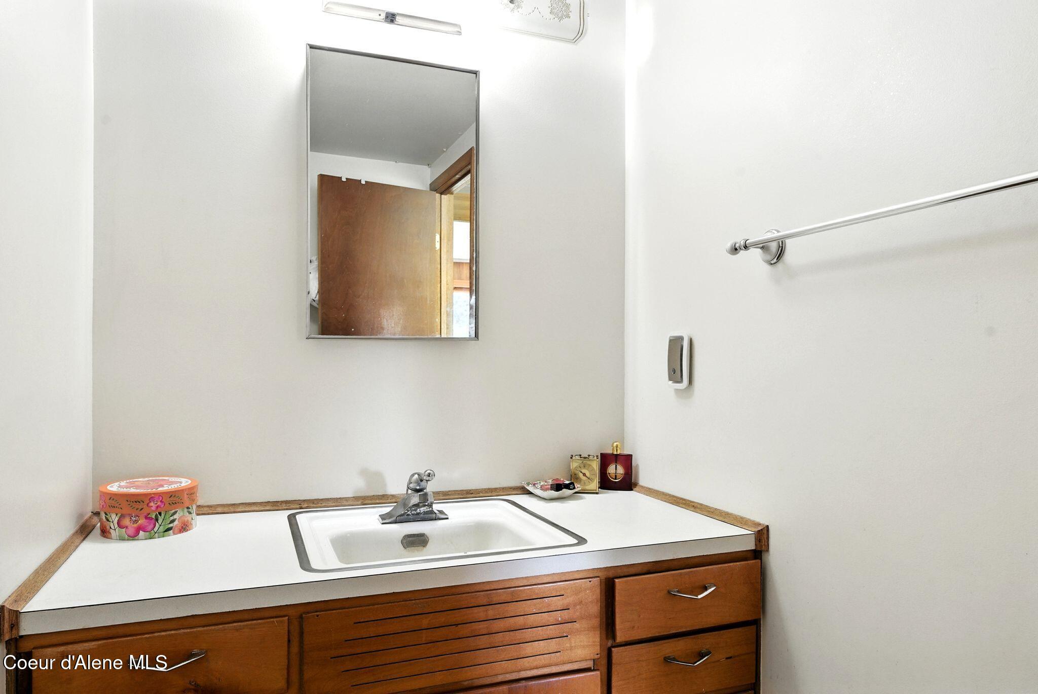 195 Key Ranch Road Sagle, ID 83860 - Photo 30 of 62 Half bathoff family room