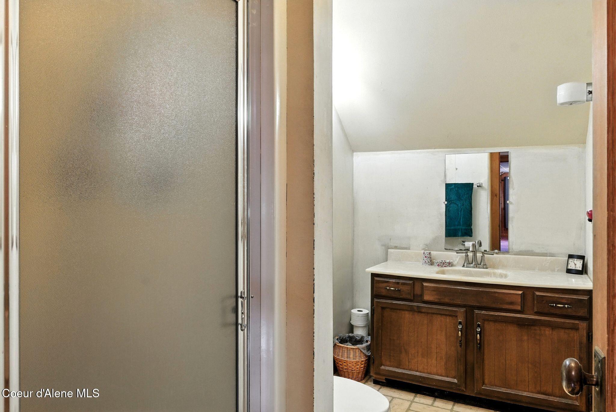 195 Key Ranch Road Sagle, ID 83860 - Photo 35 of 62 Guest bathroom